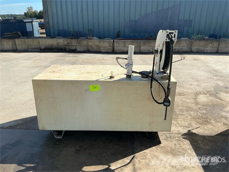 Quantity of (2) 1135 L oil tank with pneumatic pum Kraftstoff- und Zusatzstoffbehälter
