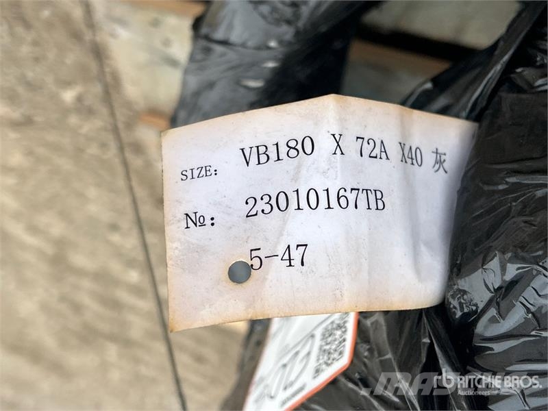  Quantity of (2) 180 mm x 72 mm X40 mm Rubber Track مكونات أخرى