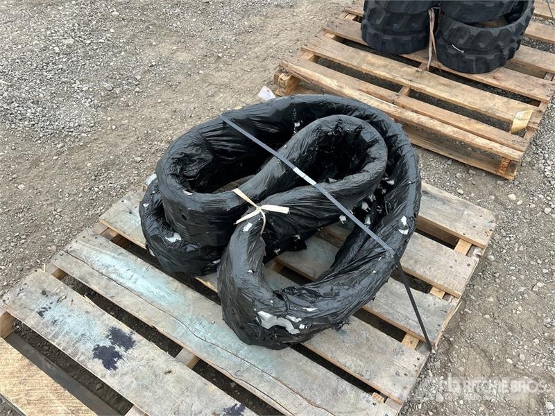  Quantity of (2) 180 mm x 72 mm X40 mm Rubber Track مكونات أخرى