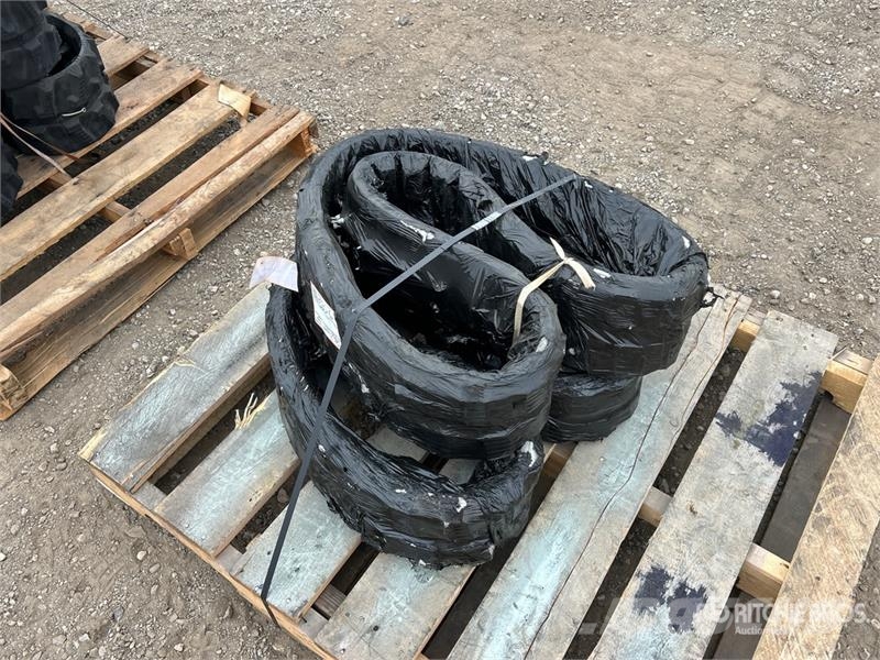  Quantity of (2) 180 mm x 72 mm X40 mm Rubber Track مكونات أخرى