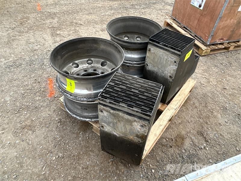  Quantity of (2) 2 Truck Tool Boxes, 4 rims معدات النقل - غير ذلك