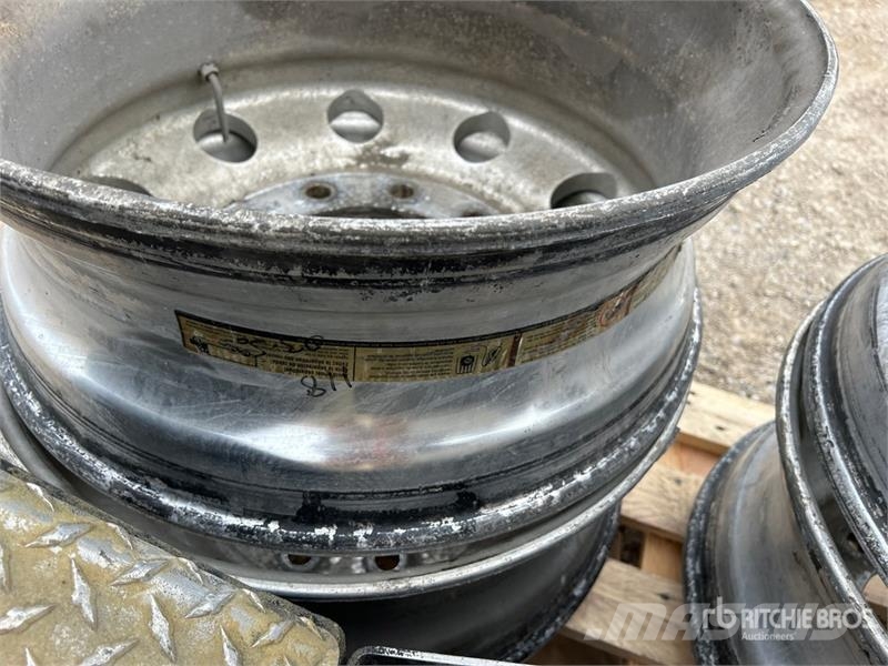  Quantity of (2) 2 Truck Tool Boxes, 4 rims معدات النقل - غير ذلك
