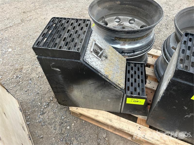  Quantity of (2) 2 Truck Tool Boxes, 4 rims معدات النقل - غير ذلك