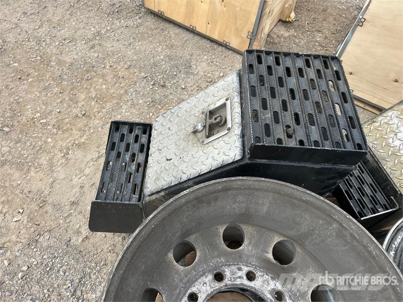  Quantity of (2) 2 Truck Tool Boxes, 4 rims معدات النقل - غير ذلك