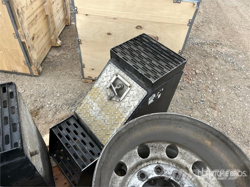  Quantity of (2) 2 Truck Tool Boxes, 4 rims معدات النقل - غير ذلك