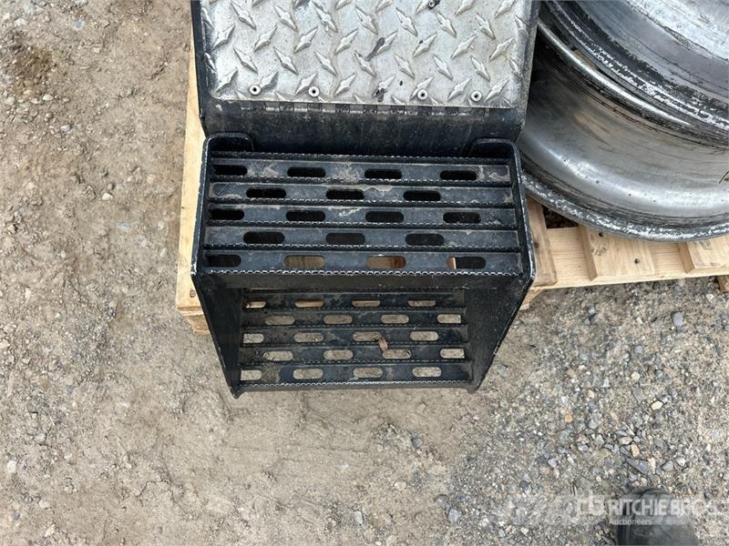  Quantity of (2) 2 Truck Tool Boxes, 4 rims معدات النقل - غير ذلك