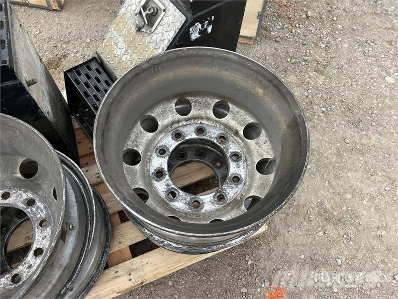  Quantity of (2) 2 Truck Tool Boxes, 4 rims معدات النقل - غير ذلك