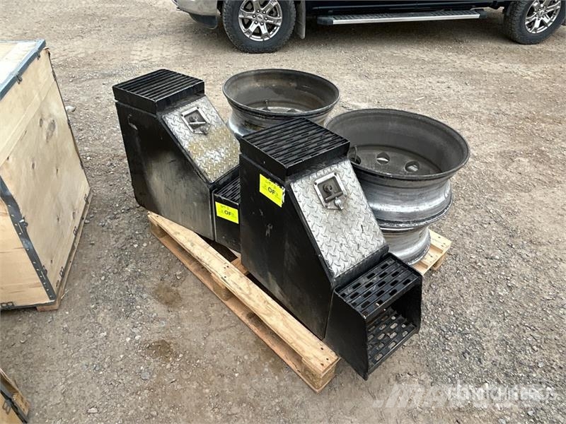  Quantity of (2) 2 Truck Tool Boxes, 4 rims معدات النقل - غير ذلك