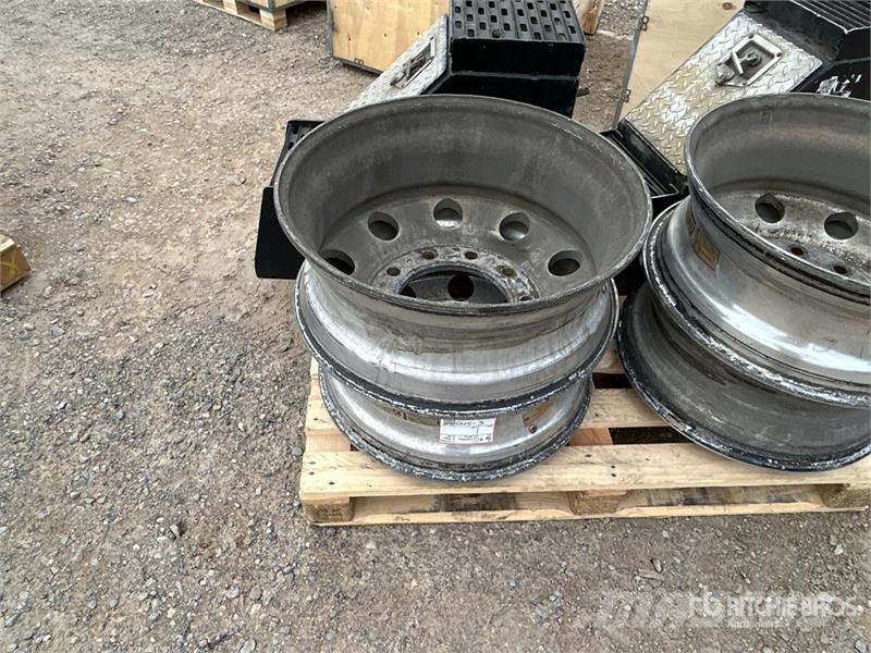  Quantity of (2) 2 Truck Tool Boxes, 4 rims معدات النقل - غير ذلك