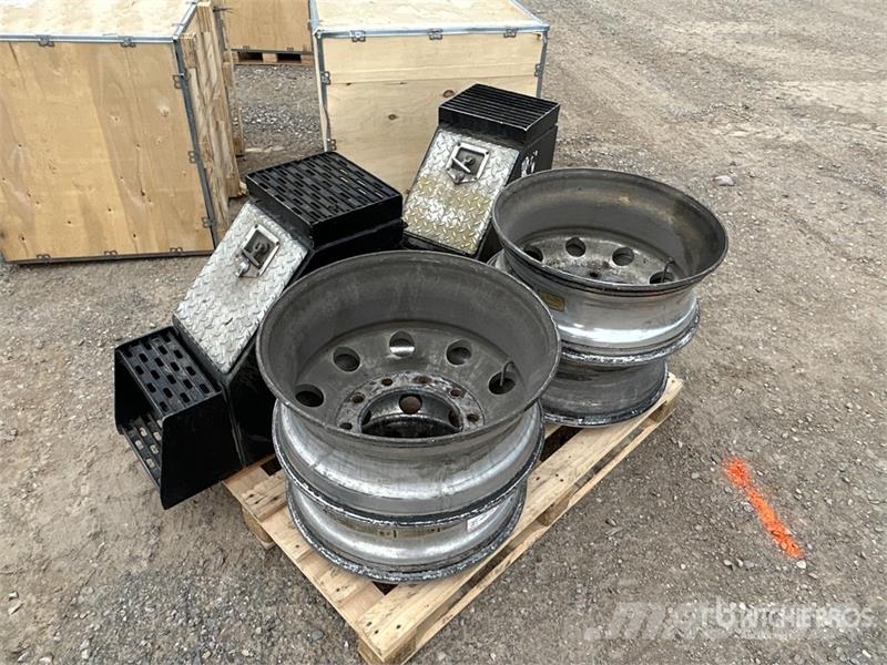  Quantity of (2) 2 Truck Tool Boxes, 4 rims معدات النقل - غير ذلك