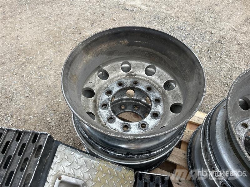  Quantity of (2) 2 Truck Tool Boxes, 4 rims معدات النقل - غير ذلك