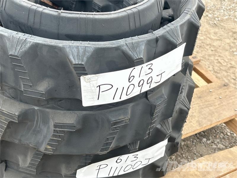  Quantity of (2) 200 mm x 72 mm x 46 mm Rubber Trac مكونات أخرى