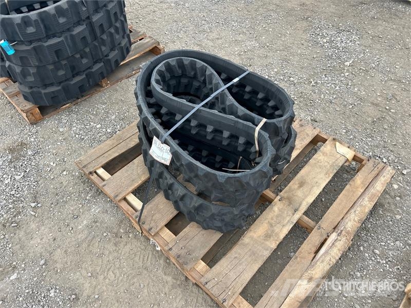  Quantity of (2) 200 mm x 72 mm x 46 mm Rubber Trac مكونات أخرى