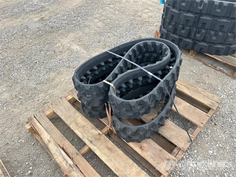  Quantity of (2) 200 mm x 72 mm x 46 mm Rubber Trac مكونات أخرى