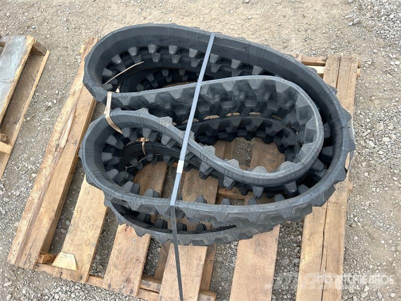  Quantity of (2) 200 mm x 72 mm x 46 mm Rubber Trac مكونات أخرى