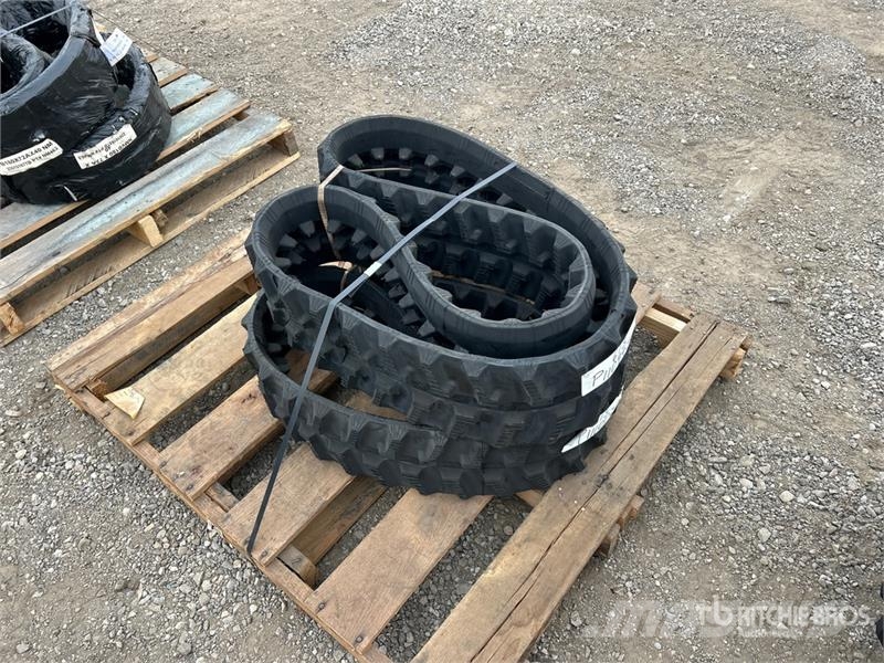  Quantity of (2) 200 mm x 72 mm x 46 mm Rubber Trac مكونات أخرى
