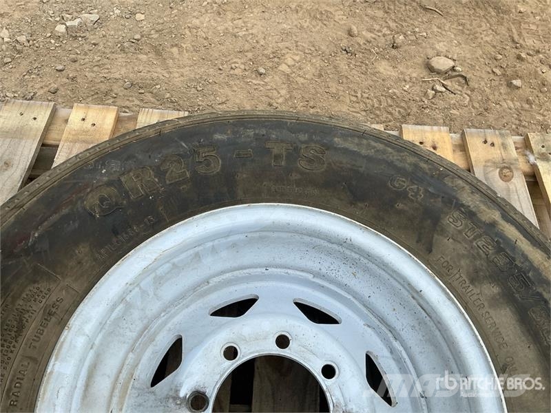  Quantity of (2) 235/80R16 Tires Gume, kolesa in platišča