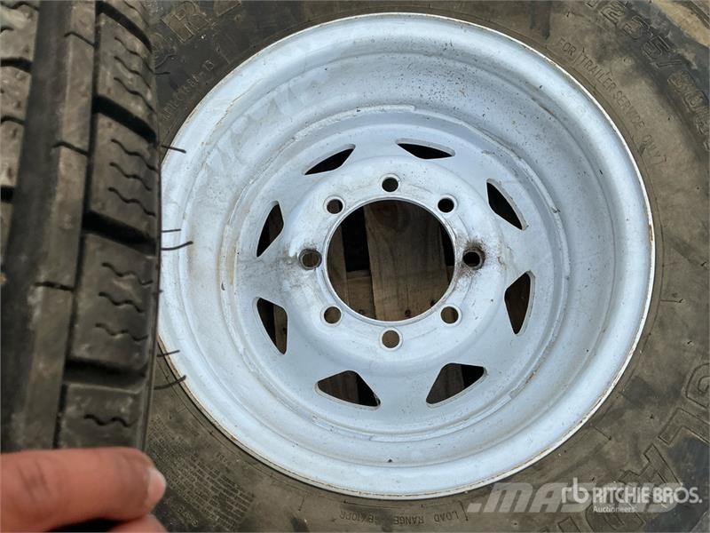  Quantity of (2) 235/80R16 Tires Gume, kolesa in platišča