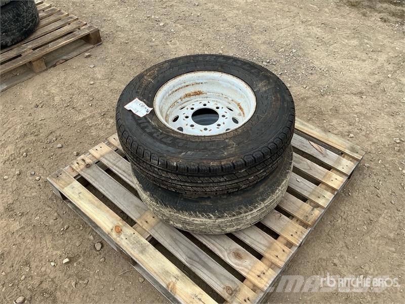  Quantity of (2) 235/80R16 Tires Gume, kolesa in platišča