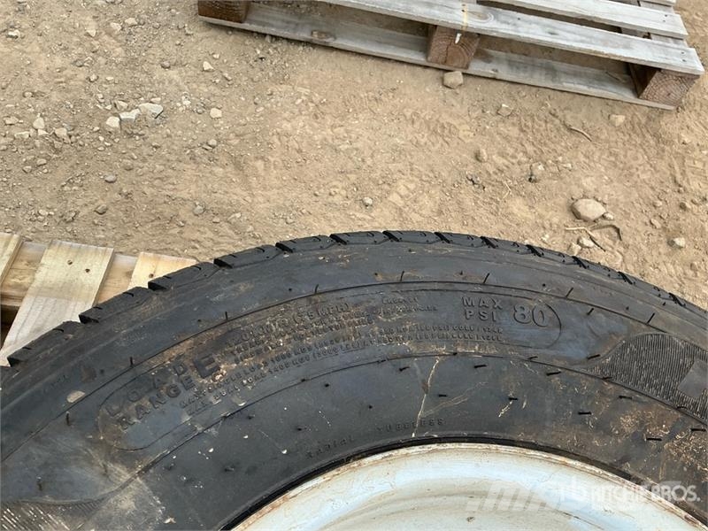  Quantity of (2) 235/80R16 Tires Gume, kolesa in platišča
