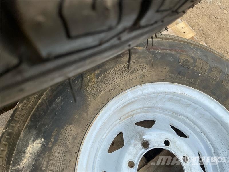  Quantity of (2) 235/80R16 Tires Gume, kolesa in platišča