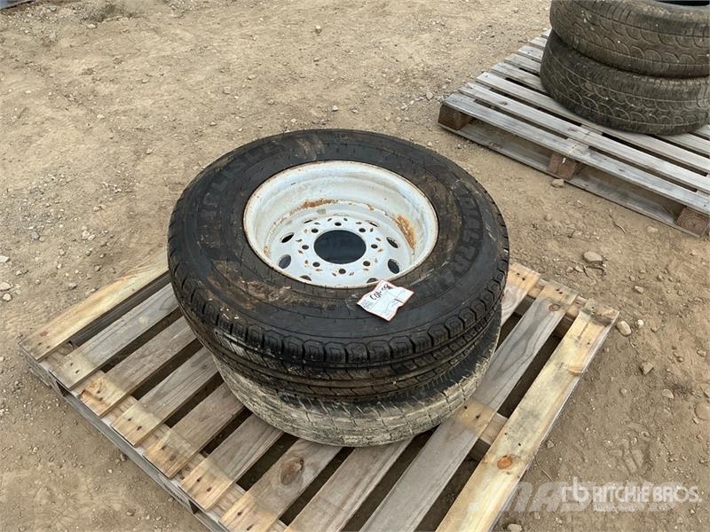  Quantity of (2) 235/80R16 Tires Gume, kolesa in platišča