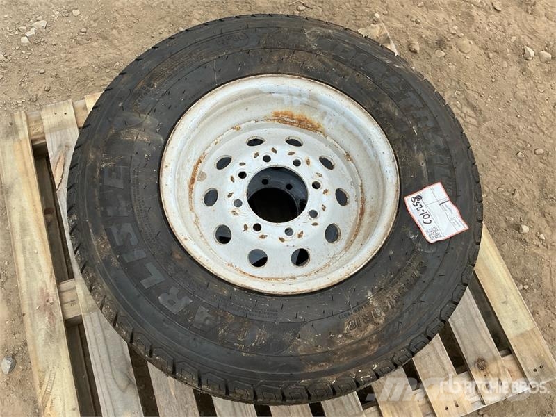  Quantity of (2) 235/80R16 Tires Gume, kolesa in platišča