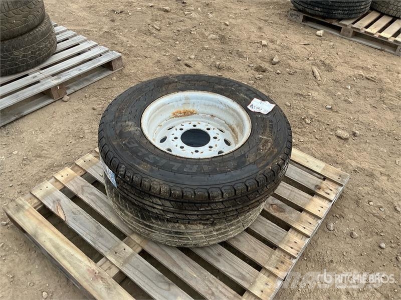  Quantity of (2) 235/80R16 Tires Gume, kolesa in platišča