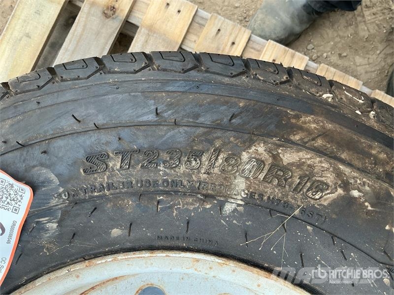  Quantity of (2) 235/80R16 Tires Gume, kolesa in platišča