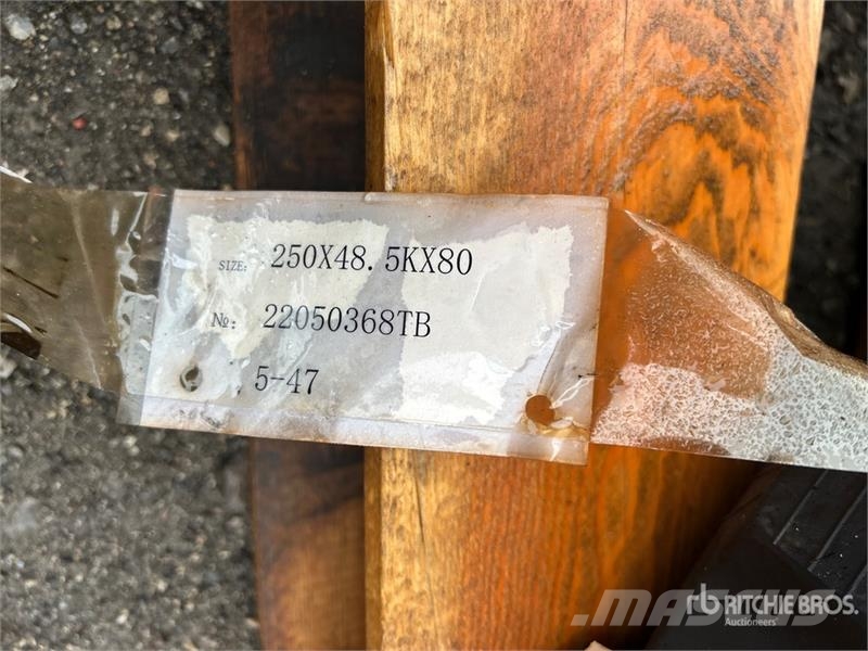 Quantity of (2) 250 mm x 48.5 mm x 80 mm 9" Rubber Drugi deli
