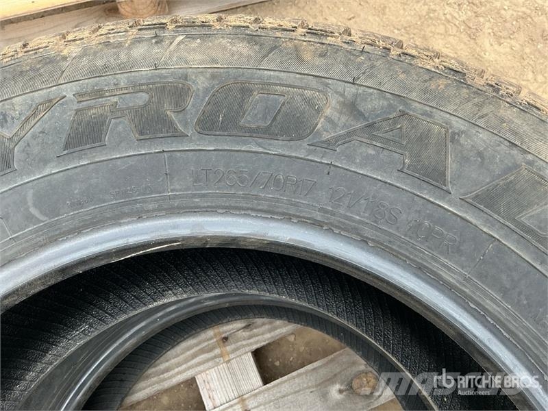  Quantity of (2) 265/70R17 Tires Gume, kolesa in platišča