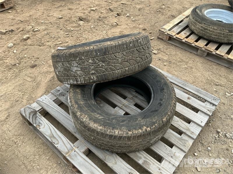  Quantity of (2) 265/70R17 Tires Gume, kolesa in platišča