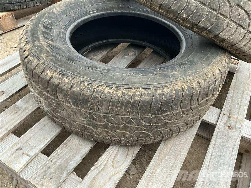  Quantity of (2) 265/70R17 Tires Gume, kolesa in platišča
