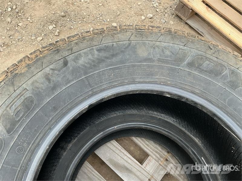  Quantity of (2) 265/70R17 Tires Gume, kolesa in platišča