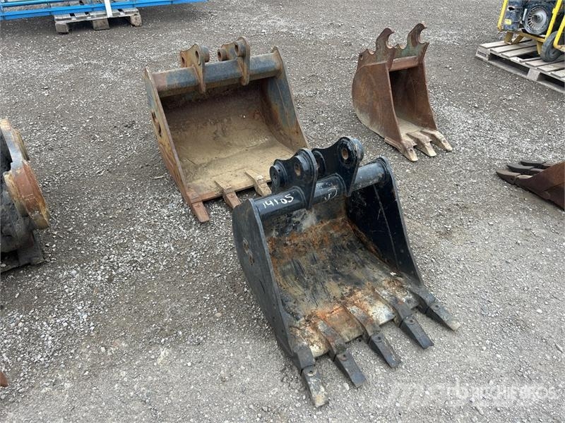 Quantity of (2) 30 in Digging 25 in Excavator Buck Schaufeln