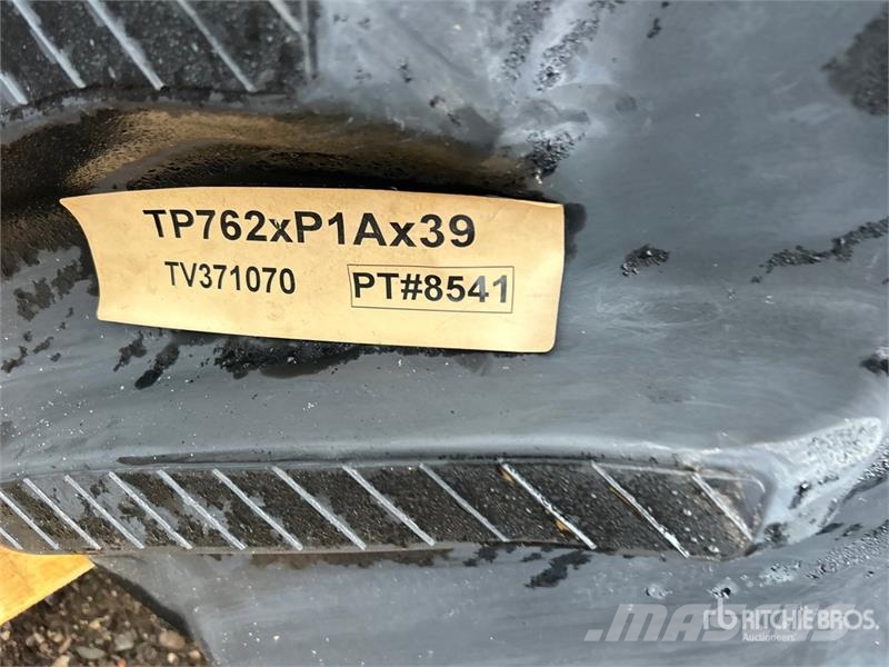  Quantity of (2) 30" Rubber Tracks (Unused) مكونات أخرى