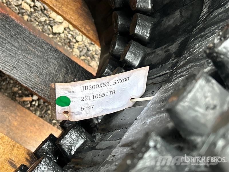  Quantity of (2) 300 mm x 52.5 mm X 80 mm 11" Rubbe مكونات أخرى