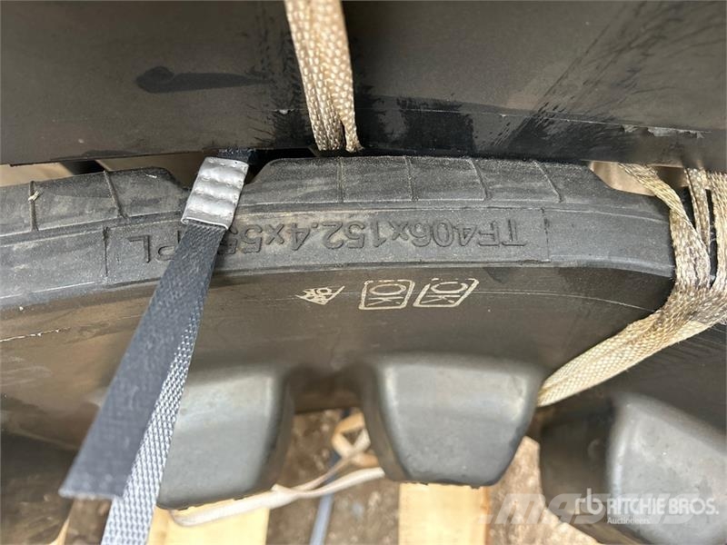  Quantity of (2) 406 mm x 152.4 mm X 55 mm Rubber T مكونات أخرى