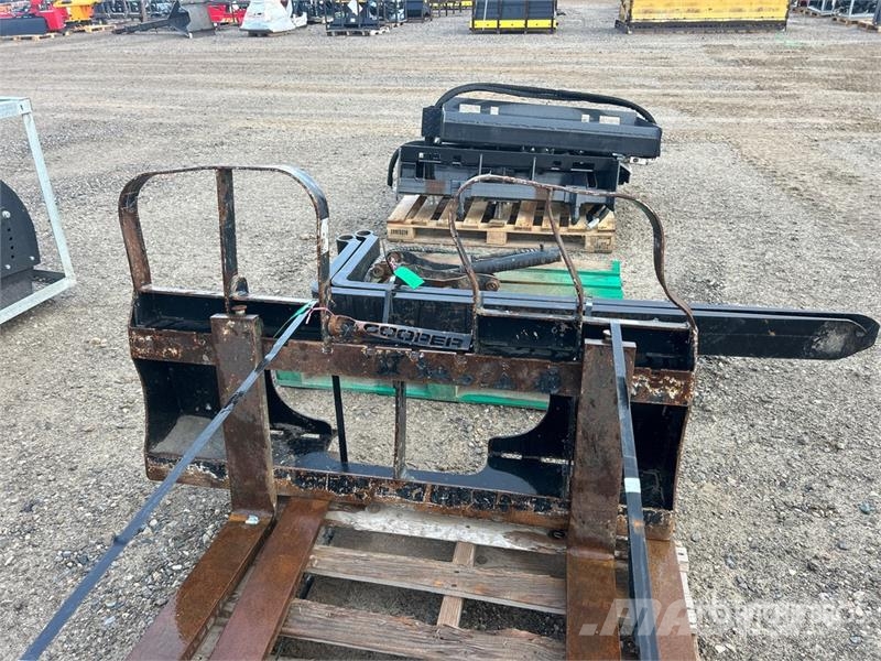 Quantity of (2) 42 in Skid Steer Forks Вили