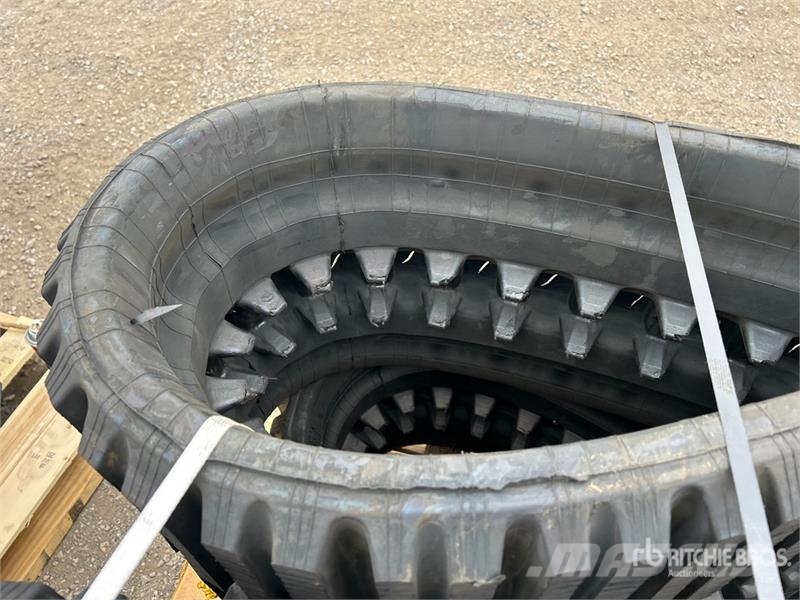  Quantity of (2) 450 mm x 86 mm X 59 mm Rubber Trac مكونات أخرى