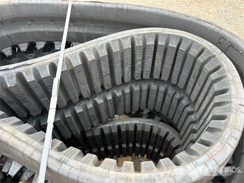  Quantity of (2) 450 mm x 86 mm X 59 mm Rubber Trac مكونات أخرى