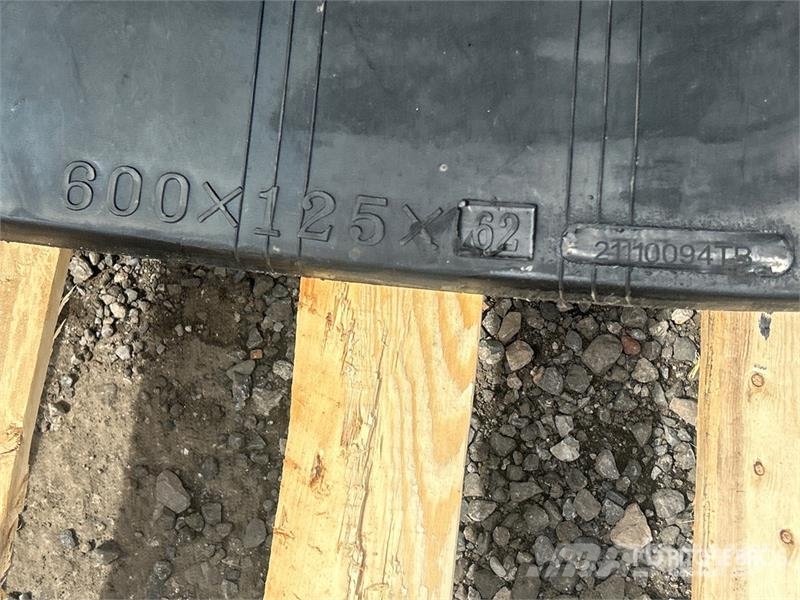 Quantity of (2) 600X125X62 (23 inches) Rubber Trac Drugi deli