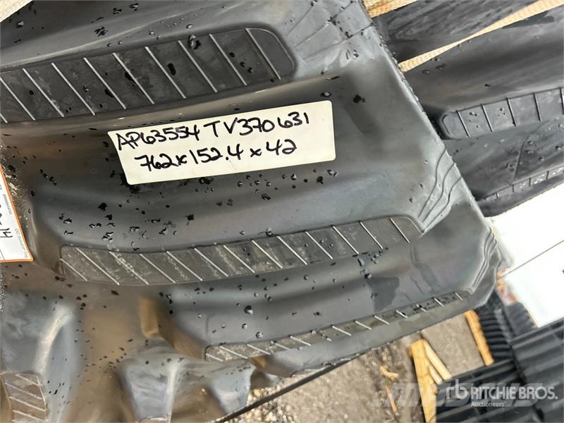 Quantity of (2) 762 mm x 152.4 mm X 42 mm 28" Rubb Outros componentes