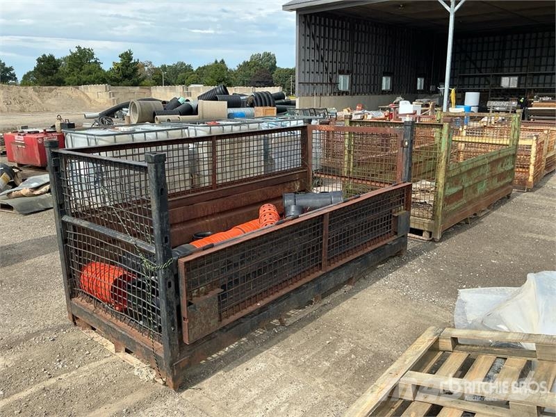 Quantity of (2) 8 ft 10 in x 4 ft Metal Crates Inne akcesoria