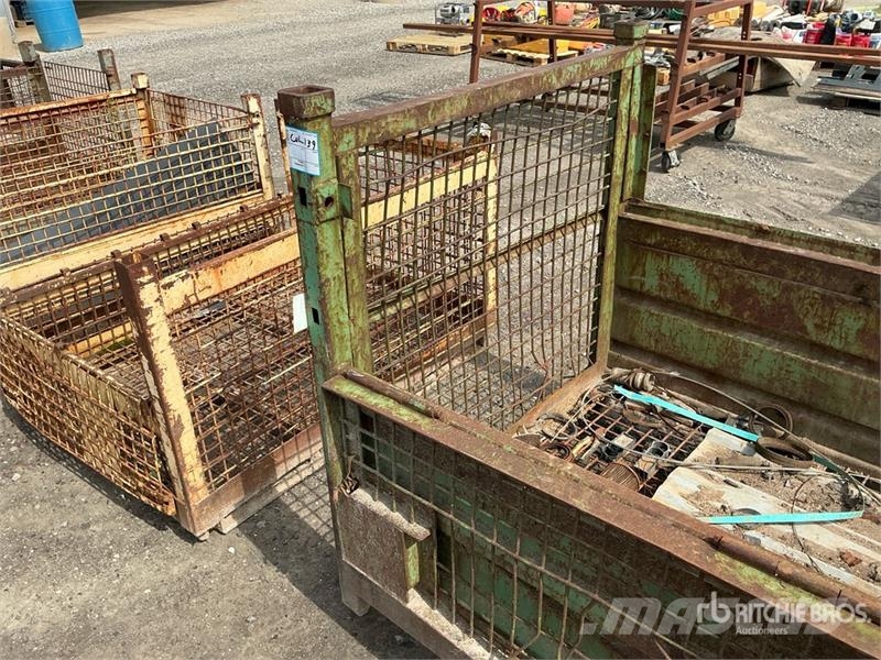 Quantity of (2) 8 ft 10 in x 4 ft Metal Crates Inne akcesoria