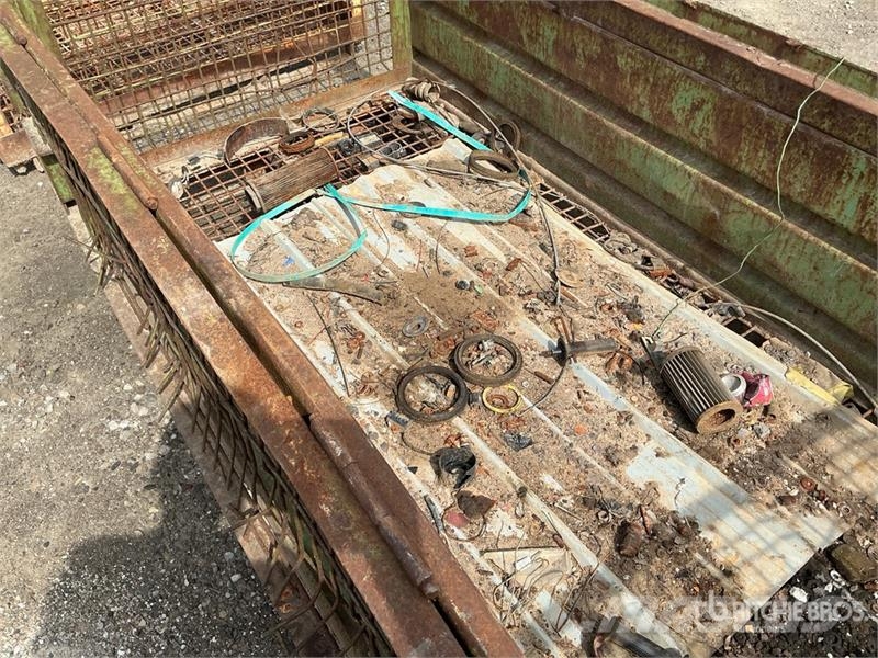 Quantity of (2) 8 ft 10 in x 4 ft Metal Crates Inne akcesoria