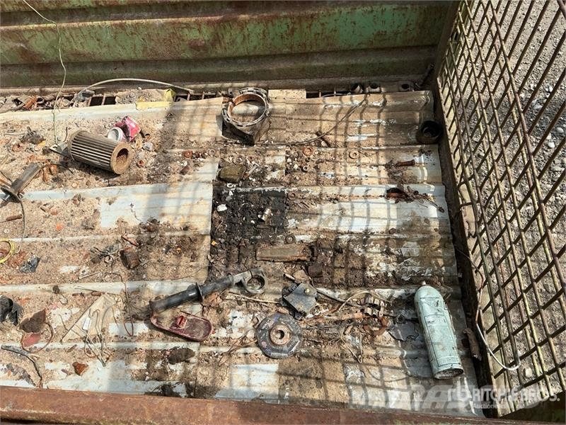 Quantity of (2) 8 ft 10 in x 4 ft Metal Crates Inne akcesoria