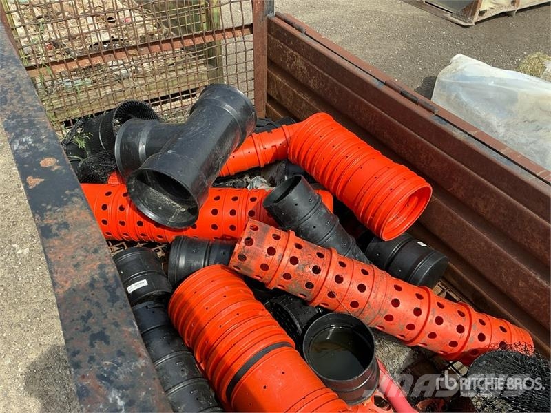 Quantity of (2) 8 ft 10 in x 4 ft Metal Crates Inne akcesoria
