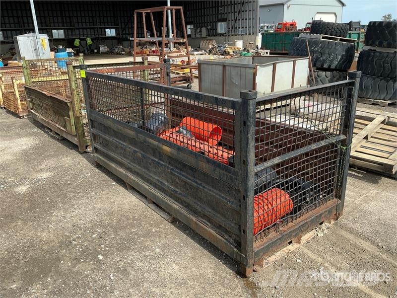 Quantity of (2) 8 ft 10 in x 4 ft Metal Crates Inne akcesoria