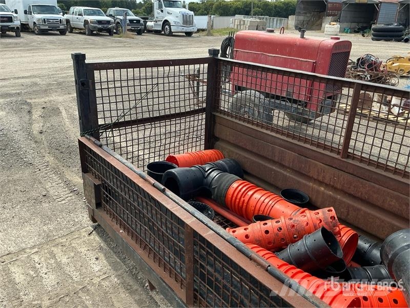 Quantity of (2) 8 ft 10 in x 4 ft Metal Crates Inne akcesoria